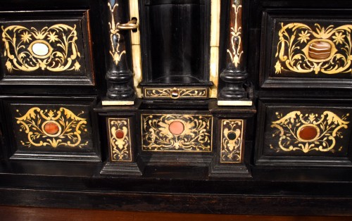 Antiquités - Coin cabinet of the 17th century,  City of Florence